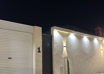 شقة بمجلس وغرفتين نوم 