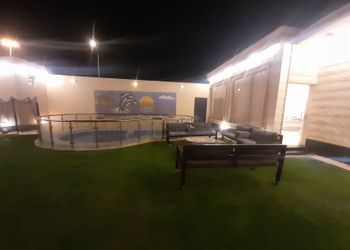 شاليه بجلسة تطل على مسبح خارجي 
