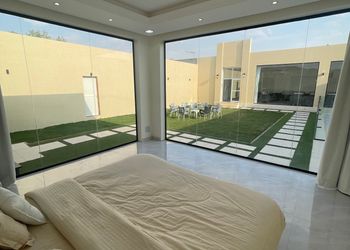 شاليه بمسطح اخضر ومسبح