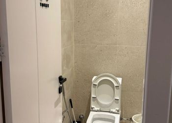 استديو بأثاث مريح وبسيط 