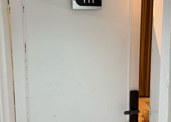 استديو بسرير ماستر وجلسة جانبية 