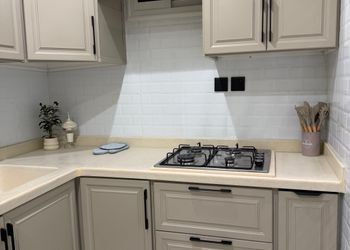 شقة بصالة مريحة وغرفة نوم 
