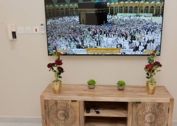 شقة بصالة وثلاث غرف نوم