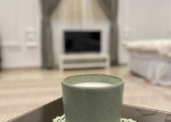 استديو بأثاث مريح وبسيط 