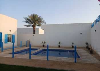 شاليه بمسطح اخضر وجلسة خارجية 