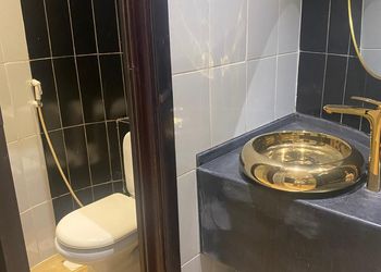 شقة بصالة أنيقة وثلاث غرف نوم 