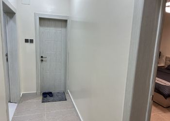 استديو بأثاث مريح وبسيط 