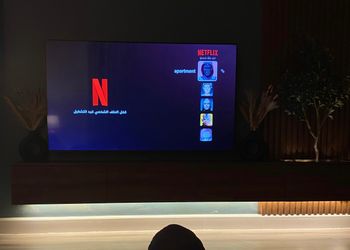 شقة بصالة أنيقة ودخول ذاتي