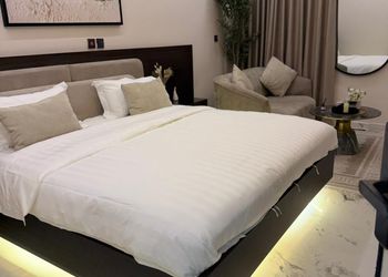 استديو بسرير ماستر وجلسة جانبية 