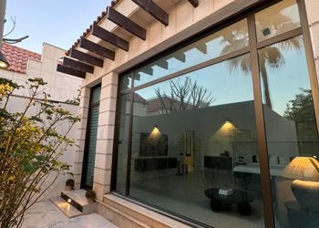استديو بأثاث مريح وبسيط 