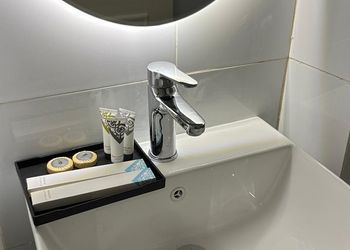 استديو بأثاث مريح وبسيط 