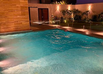 شاليه بمسطح اخضر ومسبح