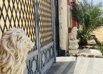 استراحة بمسطح اخضر و مسبح خارجي