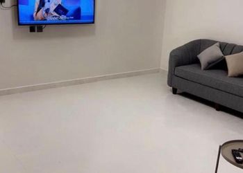 شقة بغرفة نوم وبأثاث مريح وبسيط 