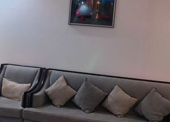 شاليه بمسطح اخضر وجلسة خارجية 