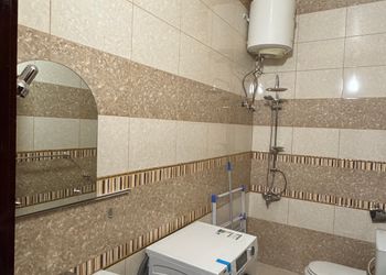 شقة بغرفة معيشة وغرفتين نوم 