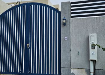 شالية بطابع يوناني وسرير اعمدة