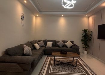 شقة بصالة وثلاث غرف نوم