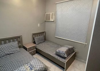 شقة بصالة وثلاث غرف نوم وباثاث بسيط