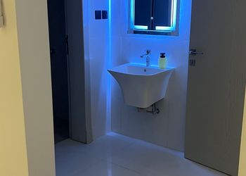 استديو بأثاث مريح وبسيط 
