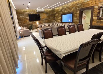 مزرعة بألعاب أطفال ومسبح