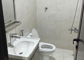 غرفة بسرير ماستر