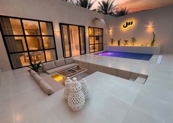 شاليه بجلسة تطل على مسبح خارجي 