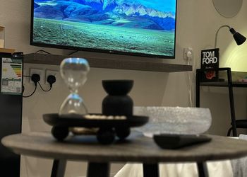 استديو بأثاث مريح وبسيط 