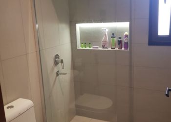 شقة بصالة انيقة وثلاث غرف نوم