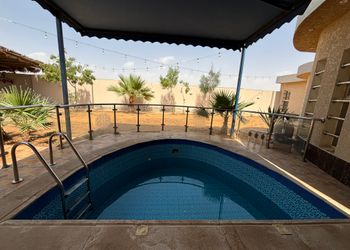شاليه بسطح اخضر وصالة جلوس