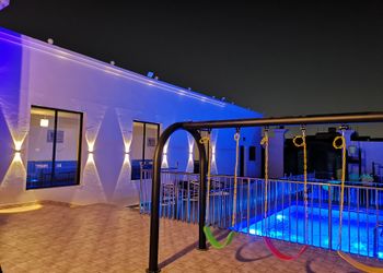 استراحة بمسطح اخضر وجلسة خارجية