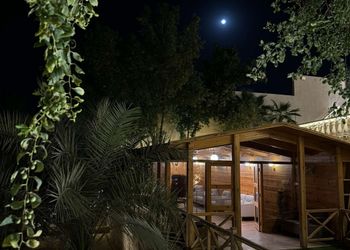 منتجع  بملحق خارجي مطل على الحديقه 