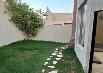 شاليه بصالة جلوس ومسبح خارجي