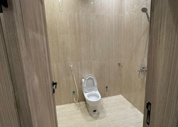 شاليه بمسطح اخضر ومسبح 
