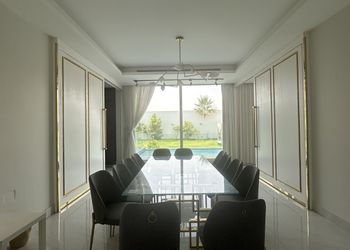 شاليه بجلسة تطل على مسبح خارجي 