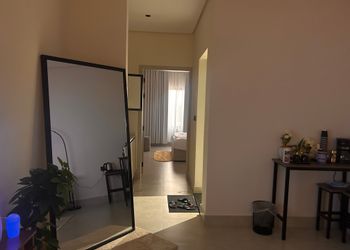 شقة بدخول ذاتي وغرفة نوم مريحة 