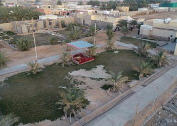 استراحة بمجلس واسع ومسطح اخضر 