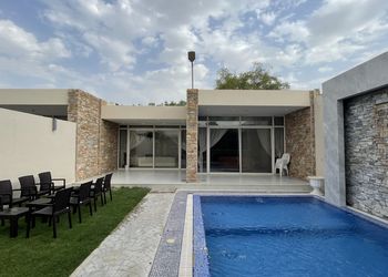 شاليه بمسطح اخضر و مسبح خارجي 