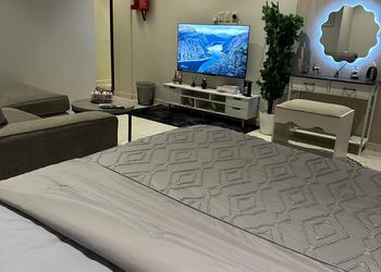 استديو بأثاث مريح وبسيط 