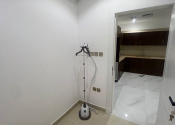 استديو بسرير ماستر  وبأثاث بسيط 