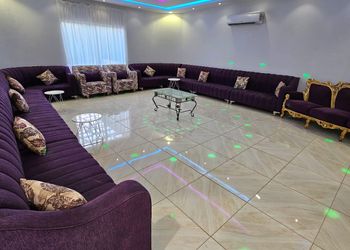 شاليه بمسطح اخضر وجلسة خارجية 