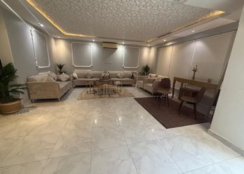 شاليه بمسبح خارجي ومجالس واسعة