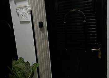 استديو بأثاث مريح وبسيط 