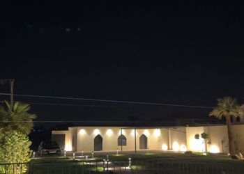 شاليه بمسطح اخضر وجلسة خارجية 