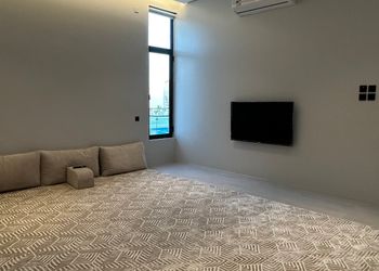 شاليه بصالة مطلة على المسبح 