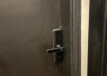 شقة بغرفة معيشة وغرفة نوم 