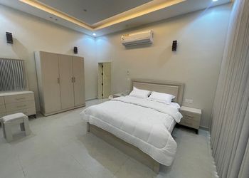 شاليه بمسطح اخضر وجلسة خارجية
