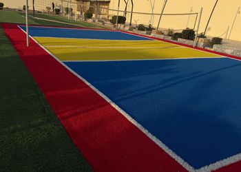 استراحة بألعاب أطفال وملعب كرة 