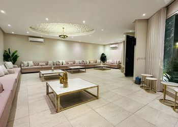 شاليه بجلسة تطل على مسبح خارجي 