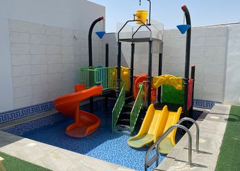 شاليه بمسطح اخضر ومسبح